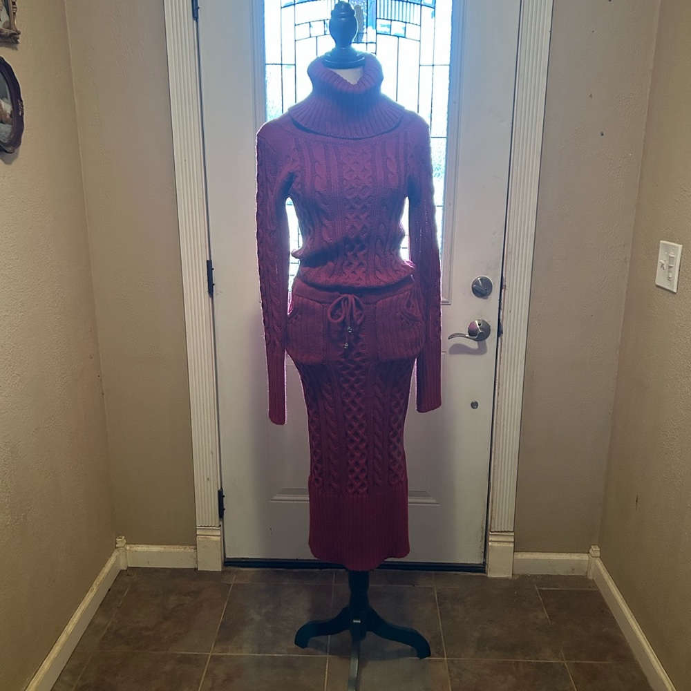 Women’s medium long sweater dress with pockets.